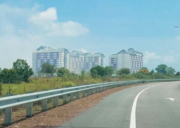 ASAP kebakaran hutan menyebabkan sebahagian penduduk Projek Perumahan Rakyat (PPR) Seri Pengerang, Kota Tinggi, Johor mengambil keputusan berpindah sementara.