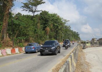 LALUAN Gua Musang-Merapoh dekat Taman Wangi, Gua Musang, Kelanta ditutup selama lapan hari untuk kerja-kerja penurapan jalan.