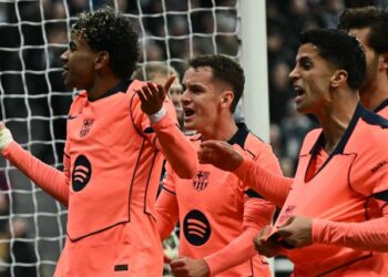 Penyerang Barcelona, Lamine Yamal (kiri) meraikan jaringan gol dengan rakan sepasukan dalam aksi Liga Juara-Juara menentang Newcastle United di St James' Park, semalam. - AFP