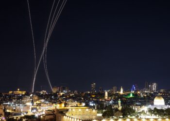 Jejak roket yang dilihat sebagai hasil pencegahan oleh sistem pertahanan peluru berpandu Iron Dome Israel kelihatan di langit Baitulmuqaddis kelmarin. - AFP