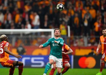 Pemain tengah Liverpool, Alexis Mac Allister (tengah) dikepung pemain-pemain Galatasaray dalam aksi pusingan 16 Liga Juara-Juara di Kompleks Sukan Ali Sami Yen, Istanbul, semalam. - AFP