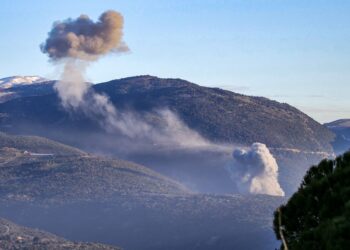 ASAP menjulang  akibat serangan Israel di al‑Qatrani, selatan Lubnan, 28 Februari lalu. - Foto AFP