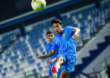 Luqman Hakim Shamsudin menjalani latihan bersama skuad Harimau Malaya di Bangkok, Thailand, semalam sebagai persediaan menentang Vietnam dalam aksi terakhir Kelayakan Piala Asia 2027 pada akhir bulan ini. - IHSAN FAM