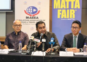 MOHD. Hizzat Mohd Shah (tengah) bersama Rocky Kho (kiri) dan Cheng Wai Tong (kanan) dalam sidang akhbar di Kuala Lumpur, semalam. – UTUSAN/AMIR KHALID