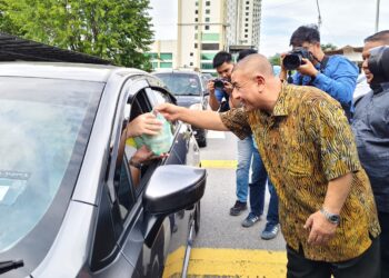 SAARANI Mohamad menyampaikan bubur lambuk kepada pengguna jalan raya pada Majlis Perasmian Fiesta Raya Ipoh 2026 Riverfront@Old Town di Kinta Riverwalk di Ipoh.