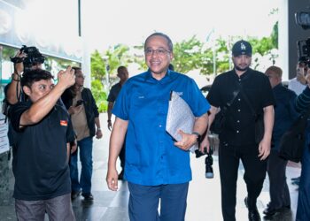 AHMAD Samsuri Mokhtar tersenyum ketika tiba bagi menghadiri
Mesyuarat Majlis Tertinggi PN di Ibu Pejabat Gerakan di Cheras, Kuala
Lumpur semalam. – MINGGUAN/SYAKIR RADIN