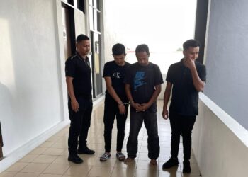 DUA lelaki warga Indonesia dihadapkan ke Mahkamah Sesyen Teluk Intan hari ini atas pertuduhan melindungi dan mengangkut migran warganegara sama yang diseludup, bulan lalu.