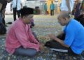 MUHAMMAD Firdaus Abdullah (kanan) berbual mesra dengan Zolkifly Md. Lazim pada Program Menyantuni Mualaf di Masjid At-Taqwa, Taman Bertam Indah, Kepala Batas, Pulau Pinang.