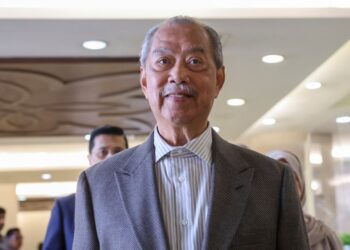 MUHYIDDIN Yassin hadir ke Mahkamah Tinggi Kuala Lumpur semalam bagi perbicaraan hari pertama kes salah guna kedudukan untuk suapan RM232.5 juta projek Jana Wibawa. - UTUSAN/SHIDDIEQIIN ZON