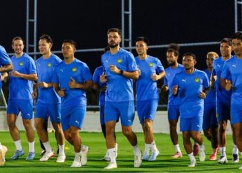SKUAD Harimau Malaya menjalani latihan di Bangkok, Thailand, semalam sebagai persiapan menentang Vietnam dalam Kelayakan Piala Asia 2027 minggu depan. - IHSAN FAM