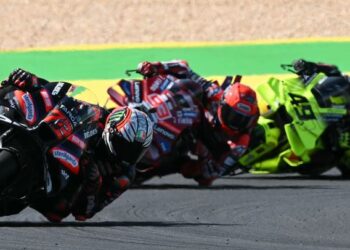 Pelumba pasukan Aprilia Racing, Marco Bezzecchi memimpin perlumbaan sambil diekori rapat pesaing daripada Ducati Lenovo, Marc Marquez (tengah) dan and Fabio Di Giannantonio mewakili Pertamina Enduro VR46 Racing di Litar Antarabangsa Ayrton Senna, Goiania, Brazil, semalam. - AFP