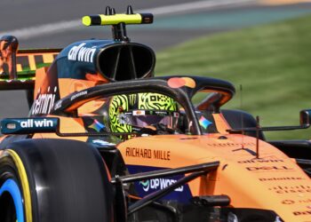 Pemandu pasukan McLaren, Lando Norris memecut kereta lumbanya dalam ujian pertama menjelang Grand Prix Australia musim ini di Albert Park, Melbourne, semalam. - AFP