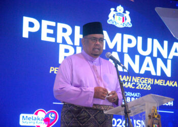 Ab. Rauf Yusoh berucap pada Majlis Perhimpunan Bulanan Pentadbiran Kerajaan Negeri Melaka bulan Mac 2026 dan Majlis Sambutan Ihya Ramadan Penjawat Awam Negeri Melaka tahun 2026 di MITC, semalam. UTUSAN/AMRAN MULUP