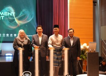 SIM Tze Tzin (dua dari kiri) bersama Datuk Seri Tengku Zafrul Tengku Abdul Aziz (dua dari kanan) semasa Persidangan Media Tahunan MIDA (AMC) 2026 yang menyaksikan pengumuman prestasi pelaburan Malaysia dalam sektor pembuatan, perkhidmatan dan sektor utama bagi 2025, berserta pelancaran rasmi Laporan Prestasi Pelaburan Malaysia (MIPR) 2025.