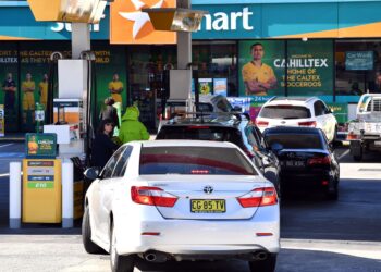 RAKYAT Australia kecewa apabila harga petrol meningkat kerana perang di Asia Barat. - Foto AFP