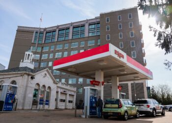 HARGA purata petrol meningkat kepada RM16 bagi setiap 3.78 liter. - AFP