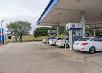 RAKYAT AS akan berdepan dengan kenaikan harga petrol beberapa minggu lagi. - AFP