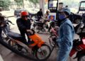 BEBERAPA orang mengisi petrol di sebuah stesen minyak di Hanoi. - AFP