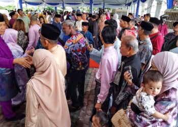 MOHAMAD Hasan (kiri) menyambut tetamu yang hadir pada Majlis Rumah Terbuka Aidilfitri Menteri Luar Negeri di Rantau, Seremban hari ini.-UTUSAN/MOHD. SHAHJEHAN MAAMIN