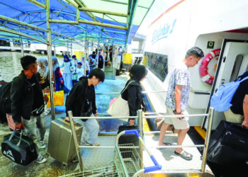 SEBAHAGIAN daripada penumpang warga Indonesia yang pulang beraya melalui Terminal Feri Antarabangsa Stulang Laut, Johor Bahru dalam tinjauan semalam. - UTUSAN/RAJA JAAFAR ALI