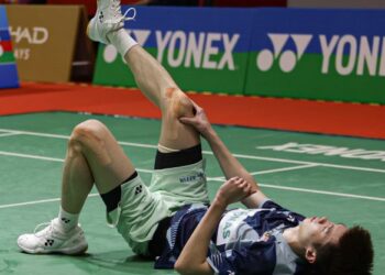 Ng Tze Yong mengalami kecederaan lutut ketika menentang pemain Hong Kong, Ng Ka Long pada Malaysia Masters 2025 di Axiata Arena. - UTUSAN/ISKANDAR ISHAK