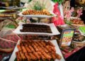 HIDANGAN aneka kuih-muih dalam buffet Ramadan Randau Rasa. - UTUSAN/MUHAMAD IQBAL ROSLI
