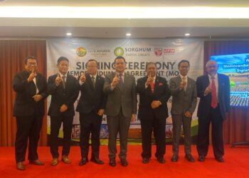 MOHAMAD Nizar Mohamad Najib (tengah) ketika Majlis Menandatangani Memorandum Perjanjian (MOA) Projek Usahasama Pembangunan Ladang Penanaman Sorgum dan Loji Pemprosesan di Hotel De Palma, Ampang. semalam.– UTUSAN/ARIF AIMAN ASROL