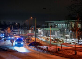 BEBERAPA kenderaan polis mengawal Kedutaan AS di Oslo. - AFP