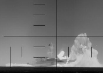 PERISKOP sebuah kapal selam AS yang melepaskan tembakan dan menenggelamkan sebuah kapal perang Iran di Lautan Hindi. - AFP