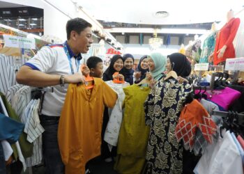 BAJU Melayu melambangkan ketertiban dan kemuliaan lelaki Melayu, manakala baju kurung memancarkan kelembutan dan kesopanan wanita Melayu.