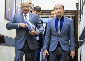 Setiausaha Agung Konfederasi Bola Sepak Asia (AFC), Datuk Seri Windsor John (kiri) berjalan masuk bagi sidang akhbar status terkini Audit Konfederasi AFC di Wisma Persatuan Bolasepak Malaysia (FAM) semalam. GAMBAR: FARIZ RUSADIO