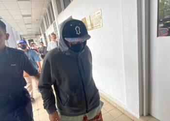 MUHAMMAD Salleh Hamzah (kanan) didakwa di Mahkamah Sesyen dan Majistret Taiping atas empat pertuduhan amang seksual fizikal dan cabul terhadap tiga mangsa perempuan pada tahun 2022 dan 2025.