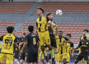 Pemain muda Perak FA memberi tentangan sengit kepada Kuala Lumpur City dalam aksi Piala Malaysia. - UTUSAN/FARIZ RUSADIO