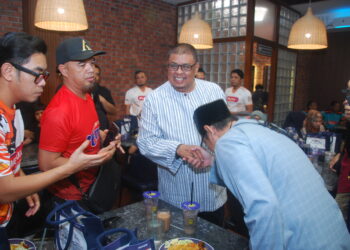 AB. Rauf Yusoh bersalaman dengan petugas media pada Majlis Moreh Ketua Menteri bersama Media Melaka di Peringgit, Melaka. - UTUSAN/AMRAN MULUP