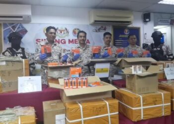 ROMLI Mustafa (tiga kiri) menunjukkan barangan rampasan dalam sidang akhbar di pejabat zon Maritim Kuala Perlis, Perlis, hari ini. - UTUSAN/ASYRAF MUHAMMAD