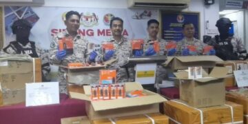 ROMLI Mustafa (tiga kiri) menunjukkan barangan rampasan dalam sidang akhbar di pejabat zon Maritim Kuala Perlis, Perlis, hari ini. - UTUSAN/ASYRAF MUHAMMAD