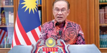 ANWAR Ibrahim ketika menyampaikan perutusan khas menggariskan langkah strategik negara mendepani krisis tenaga global di Putrajaya, semalam. – Gambar PEJABAT PERDANA MENTERI