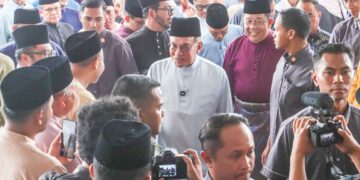 ANWAR Ibrahim ketika hadir pada Majlis Perasmian Masjid Mengkuang Titi di Bukit Mertajam, Pulau Pinang semalam. – MINGGUAN/DANIAL SAAD