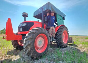 MOHD. Shahril Mat Desa mendapat pembiayaan pinjaman membeli jentera pertanian daripada Perak SADC untuk kerja-kerja sawah di Titi Gantung, Bota Kiri, Perak.
