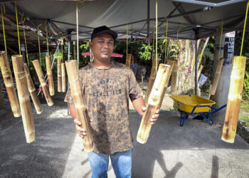 MOHD. Sharizan Borhan menunjukkan kelamai yang dijual di Gopeng, Perak.– UTUSAN/AIN SAFRE BIDIN