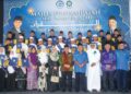SAELUDIN Saidin  (depan tengah) bergambar bersama pelajar  dan kakitangan selepas menyampaikan Sijil Tamat Hafazan 30 Juzuk dan Sijil Kemahiran Malaysia Pengajaran Tahfiz 
di Maahad Tahfiz Kiblah, Sepang baru-baru ini. – UTUSAN/FAISOL MUSTAFA