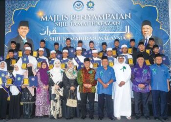 SAELUDIN Saidin  (depan tengah) bergambar bersama pelajar  dan kakitangan selepas menyampaikan Sijil Tamat Hafazan 30 Juzuk dan Sijil Kemahiran Malaysia Pengajaran Tahfiz 
di Maahad Tahfiz Kiblah, Sepang baru-baru ini. – UTUSAN/FAISOL MUSTAFA