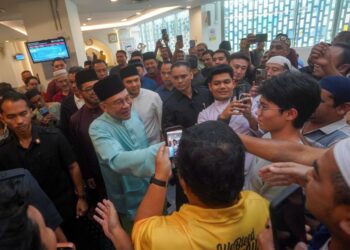 ANWAR Ibrahim bersalaman dengan orang ramai selepas menunaikan solat Jumaat di Musolla IOI City Mall, Sepang, semalam. - UTUSAN/FAISOL MUSTAFA
