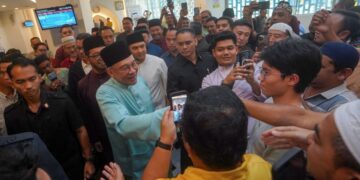 ANWAR Ibrahim bersalaman dengan orang ramai selepas menunaikan solat Jumaat di Musolla IOI City Mall, Sepang, semalam. - UTUSAN/FAISOL MUSTAFA
