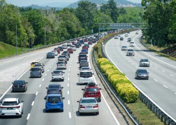 ALIRAN trafik sesak menuju ibu negara di Lebuhraya Utara Selatan dekat Ayer Keroh, Melaka berikutan pertambahan jumlah kenderaan khususnya melibatkan pengguna jalan raya yang pulang ke Lembah Klang. – UTUSAN/ISKANDAR ISHAK
