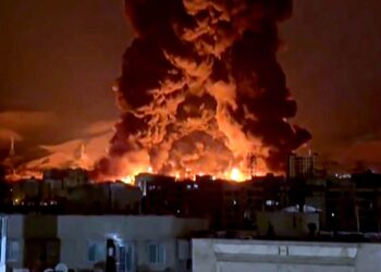 KEBAKARAN yang tercetus di sebuah depot minyak di Teheran pada Sabtu dan kelmarin. Perang antara Amerika Syarikat, Israel dan Iran itu
menggoncang sektor tenaga dan pengangkutan global sehingga menyebabkan harga minyak mentah Brent mencecah AS$118 setong. – AFP