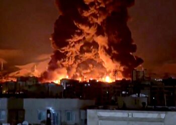 KEBAKARAN yang tercetus di sebuah depot minyak di Teheran pada Sabtu dan kelmarin. Perang antara Amerika Syarikat, Israel dan Iran itu
menggoncang sektor tenaga dan pengangkutan global sehingga menyebabkan harga minyak mentah Brent mencecah AS$118 setong. – AFP