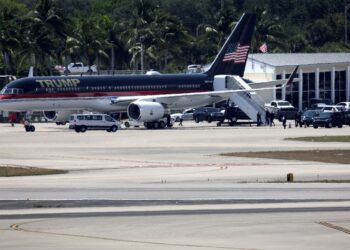 LAPANGAN Terbang Antarabangsa Palm Beach di Florida dijangka menggunakan nama Trump. - AFP