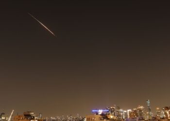 JEJAK roket kelihatan di langit di atas bandar pesisir Tel Aviv, Israel ketika satu lagi gelombang baharu serangan peluru berpandu oleh Iran. - AFP