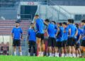 Peter Cklamovski memberi kata-kata semangat kepada pemain-pemain Harimau Malaya selepas sesi latihan di Stadium Bolasepak Kuala Lumpur, Cheras, kelmarin. - IHSAN FAM
